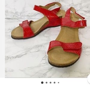 VIONIC  ORTOHEEL RED PATENT LEATHER WEDGE SANDALS
